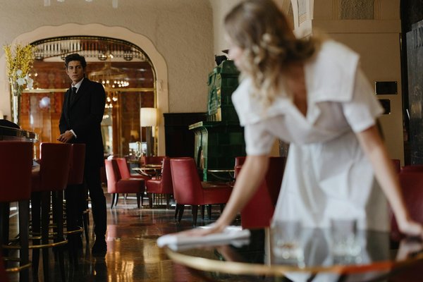 Quelles techniques pour préparer des plats à base de légumes grillés dans un restaurant de cuisine grecque?