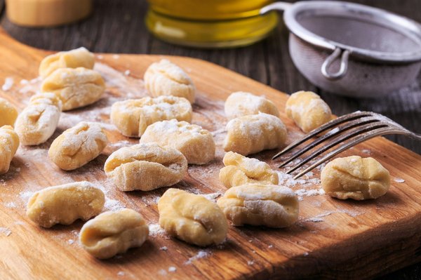 Comment faire des gnocchis de chou-fleur sans farine pour un repas faible en glucides?