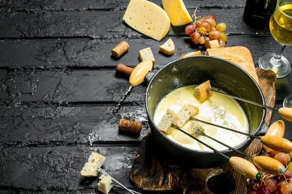 Comment organiser une soirée fondue au fromage avec des accompagnements variés?